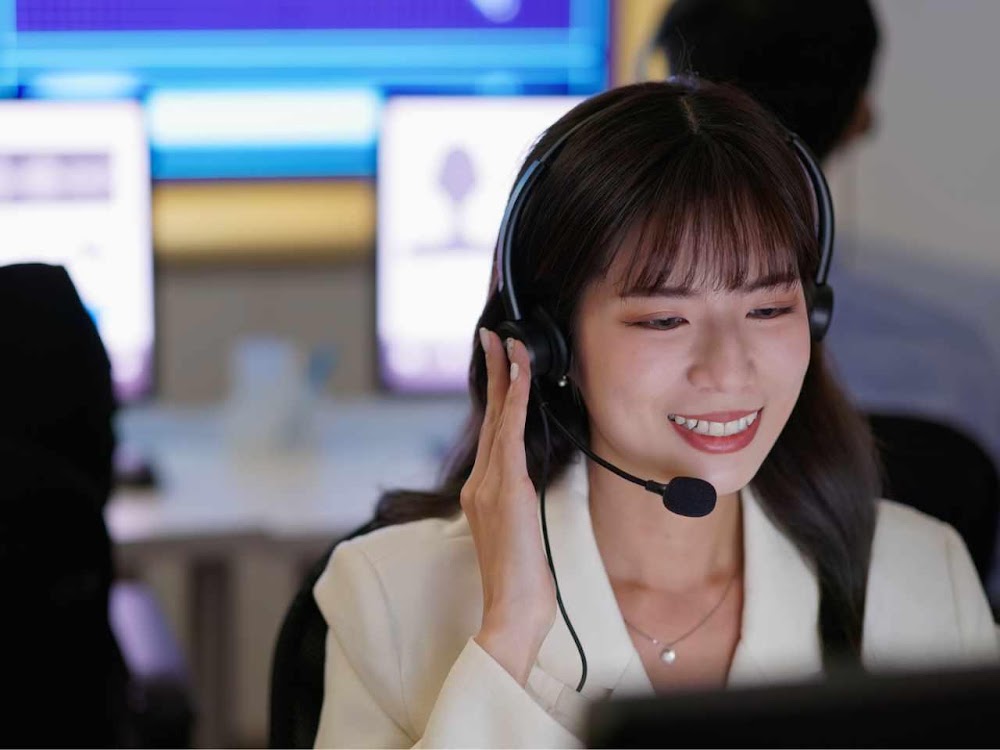 Chuyên viên trực tổng đài hỗ trợ khách hàng